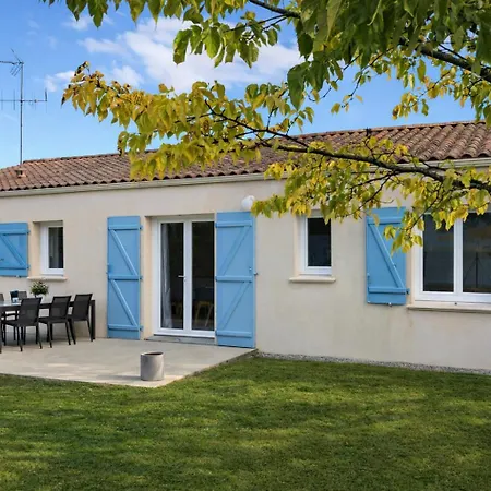 Maison Calme Avec Un Jardin Au Poire-sur-vie בית נופש *