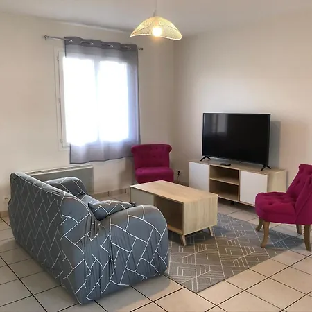 Maison Calme Avec Un Jardin Au Poire-sur-vie בית נופש
